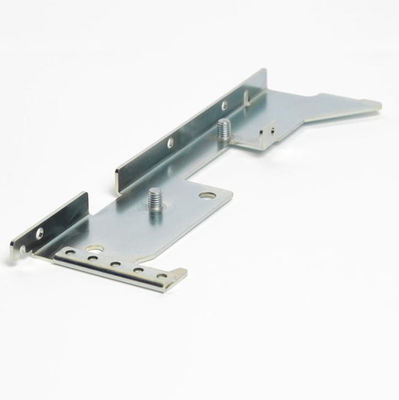 Limpar com jato de areia o metal de anodização que carimba as peças que dobram-se para automotivo